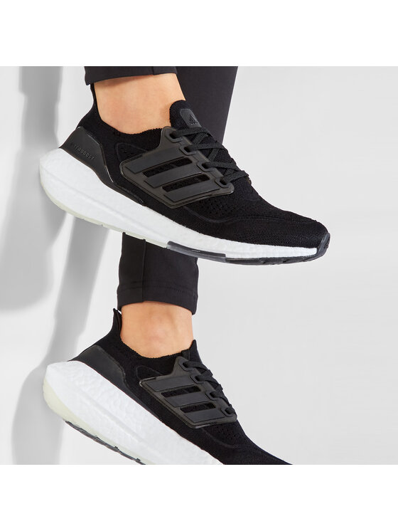 adidas Bėgimo batai adidas Ultraboost 21 W FY0402 Juoda