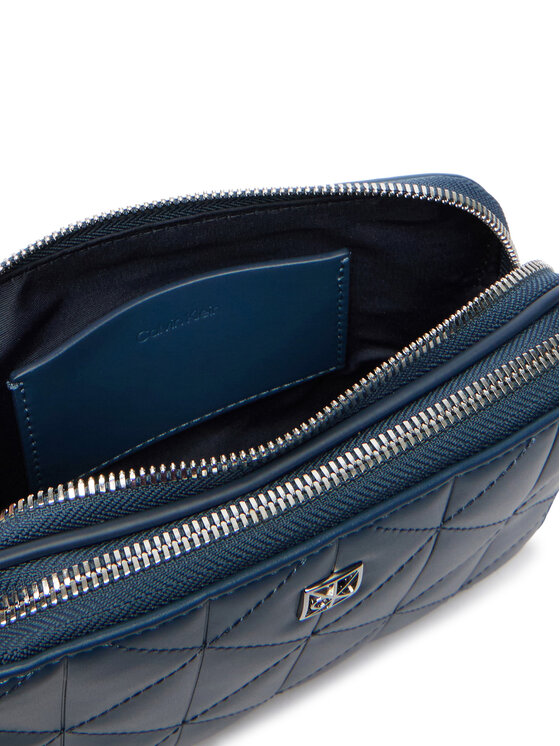 Calvin Klein Kabelka Calvin Klein Quilted Double Zip Camera Bag LV04F3328G Modrá