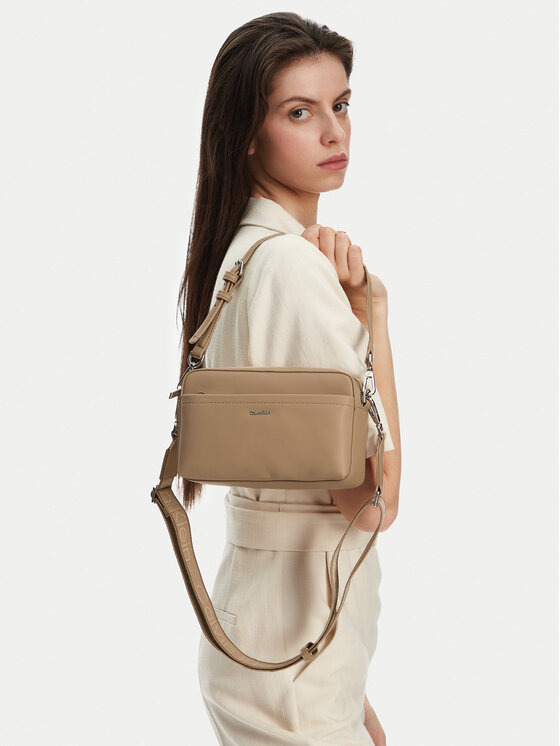 Calvin Klein Kabelka Calvin Klein Ck Must Convertible Camera Bag K60K612901 Béžová