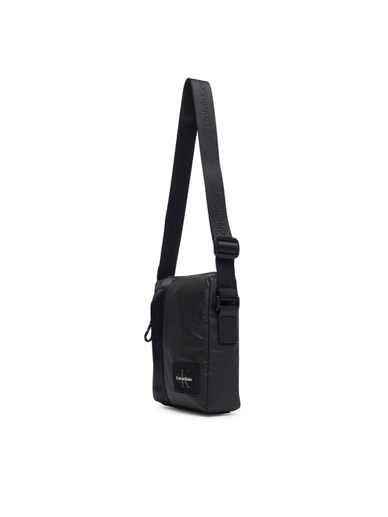 Calvin Klein Crossover torbica Calvin Klein Rubberized Reporter LV04D3480G Crna