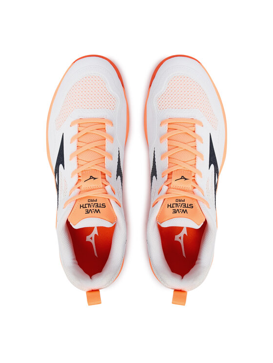 Buty sportowe widziane z góry, para ułożona równolegle obok siebie.