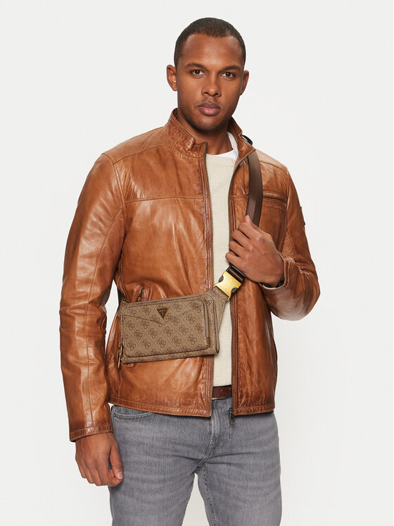 Model prezentujący saszetkę przewieszoną przez klatkę piersiową.