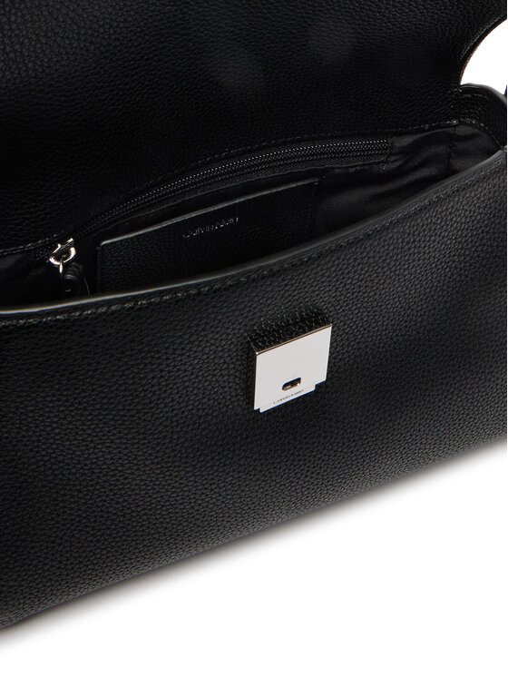 Calvin Klein Ročna torba Calvin Klein Emblem Hw Pebble Shoulder Bag 25 LV04F3425G Črna