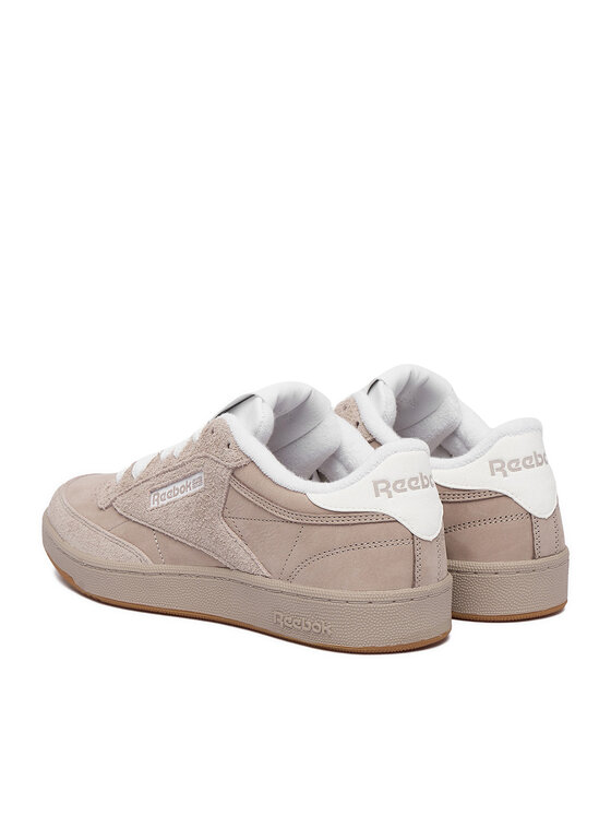Para sneakersów ustawiona tyłem, widoczna pięta i górna część cholewki.