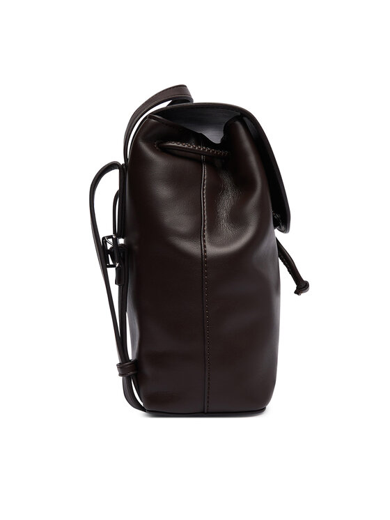 Calvin Klein Ruksak Calvin Klein Bold Ck Flap Mini Backpack LV04F3893G Tmavo hnedá