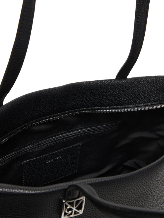 Calvin Klein Soma Calvin Klein Emblem Hw Pebble Tote LV04F3424G Melns