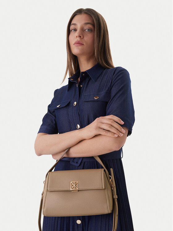 Calvin Klein Kabelka Calvin Klein Emblem Hw Pebble Shoulder Bag 25 LV04F3425G Béžová