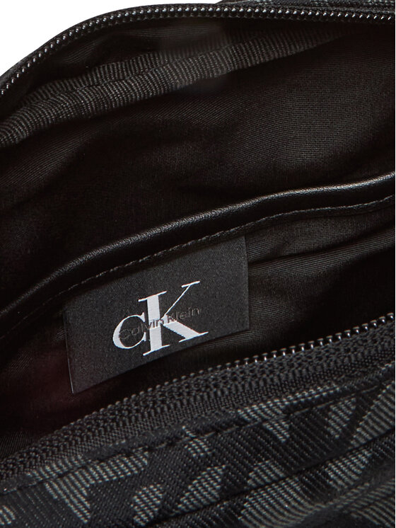 Calvin Klein Crossover torbica Calvin Klein Slouched Monogram Mini Zip Fligh LV04G3175G Crna