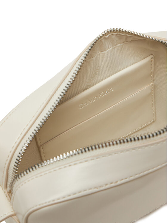 Calvin Klein Ročna torba Calvin Klein Embossed Logo Camera Bag K60K612555 Bež