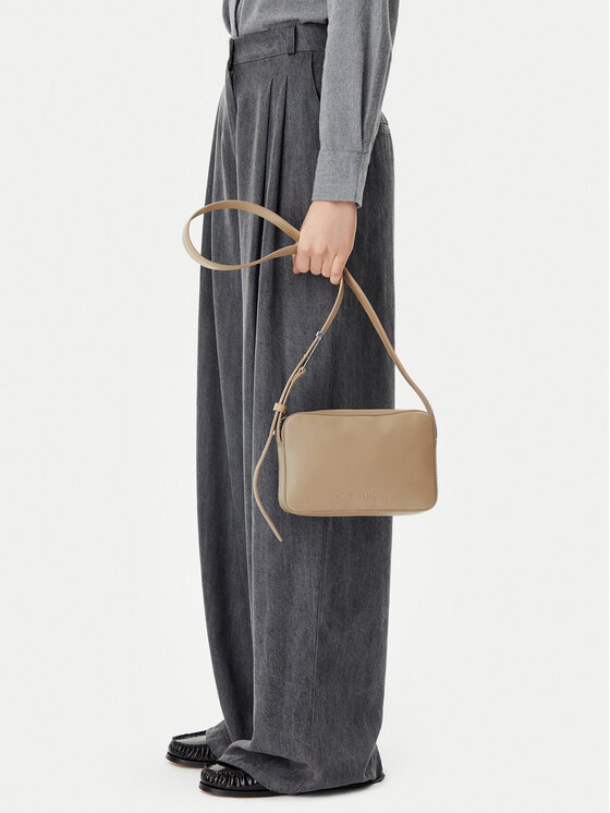 Calvin Klein Torebka Calvin Klein Embossed Logo Camera Bag K60K612555 Beżowy ciemny