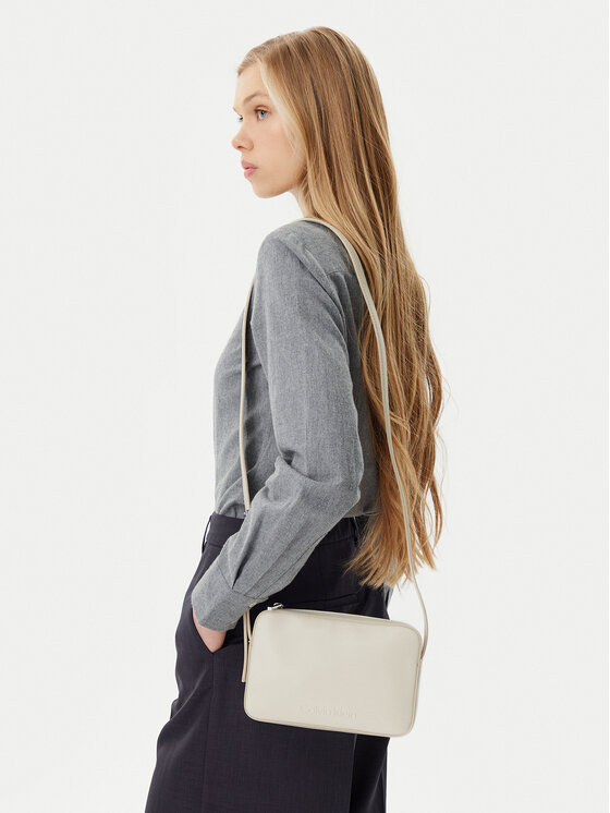 Calvin Klein Soma Calvin Klein Embossed Logo Camera Bag K60K612555 Bēšs