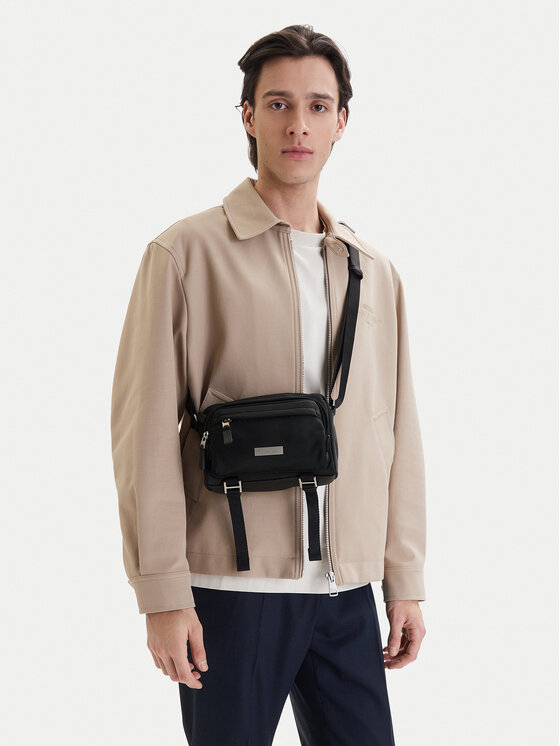 Calvin Klein Torbica za okrog pasu Calvin Klein Sleek Utility Camera Bag LV04D3339G Črna
