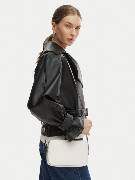 Calvin Klein Torebka Calvin Klein Foil Logo Elongated Camera Bag LV04F3276G Biały
