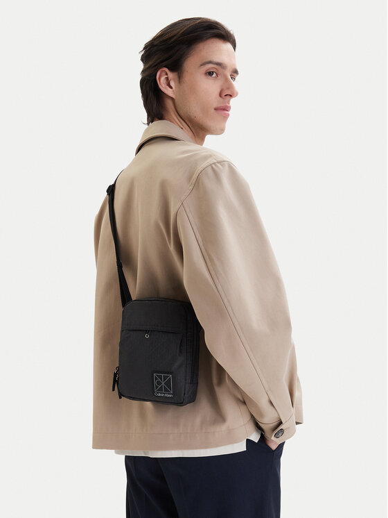 Calvin Klein Válltáska Calvin Klein Utility Emblem Reporter LV04D3303G Fekete