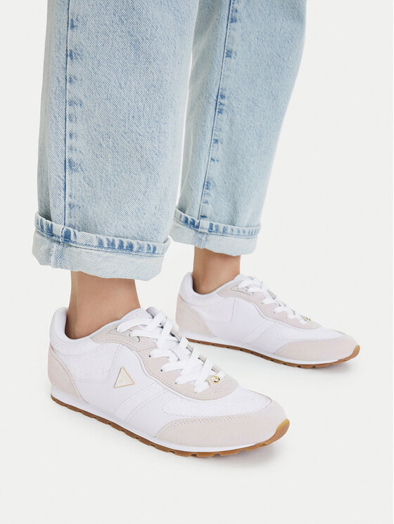 Modelka prezentująca buty sportowe na stopach, ujęcie od dołu do łydek.