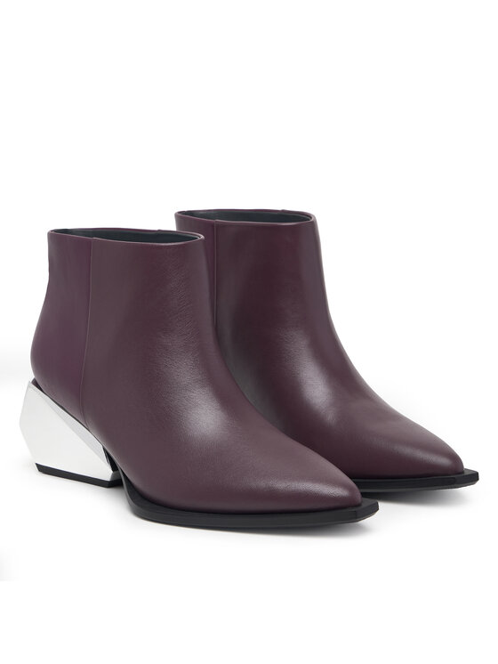 But widziany z boku, widoczna zewnętrzna strona cholewki.