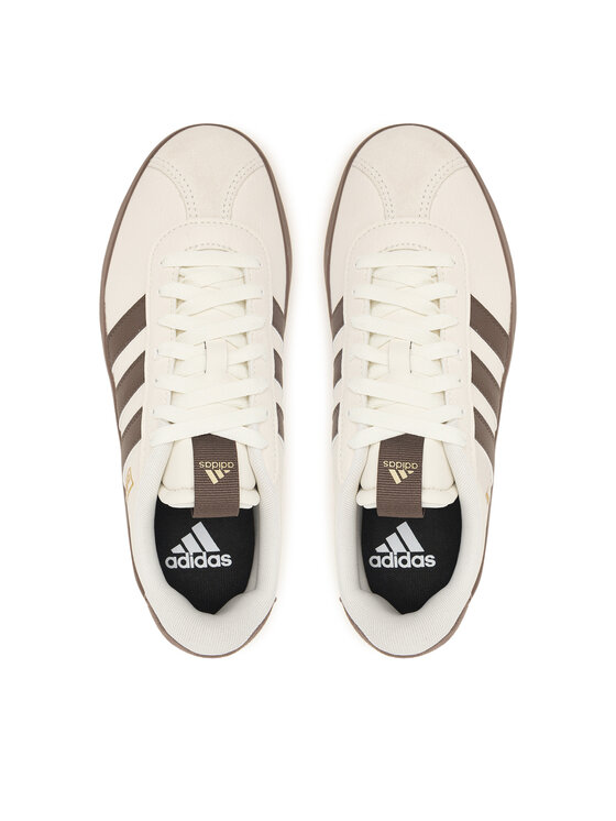 Para butów sportowych widziana z góry, widoczne sznurowadła i wnętrze.
