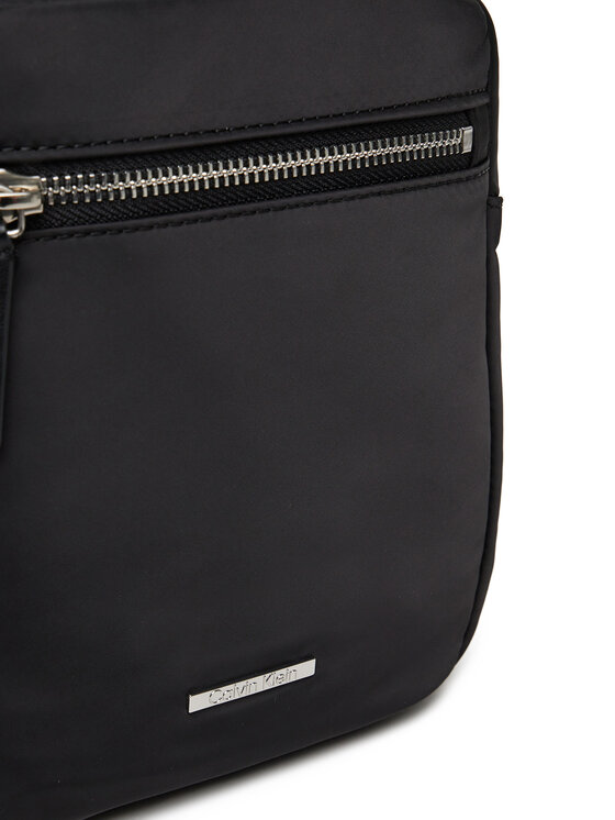 Calvin Klein Torbica za okrog pasu Calvin Klein Sleek Nylon Reporter LV04D3176G Črna