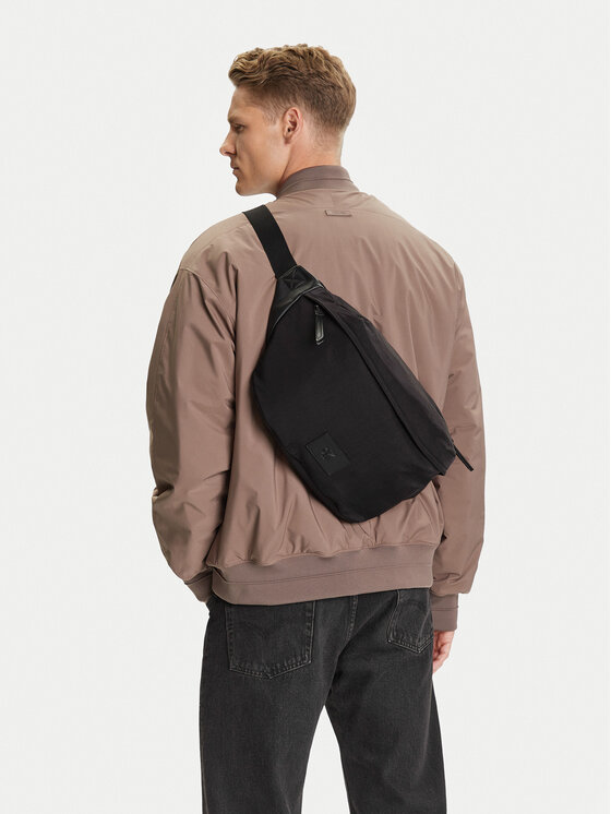Calvin Klein Jeans Torbica za okrog pasu﻿ Calvin Klein Jeans Metro Nylon Oversized Waistbag LV04G3088G Črna