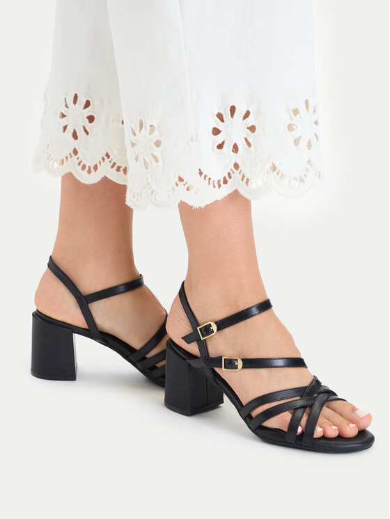 Clarks Босоніжки Clarks Ezoria Strap 26185893 Чорний
