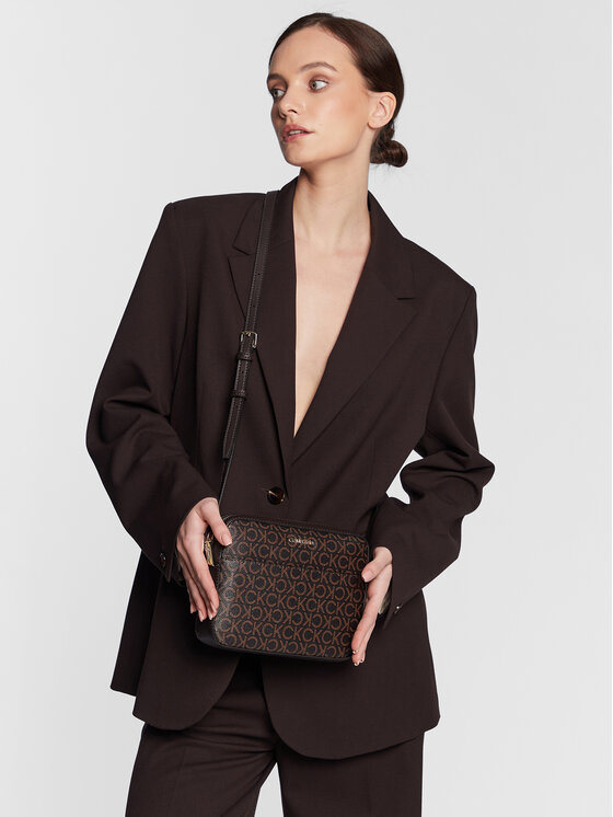 Calvin Klein Kabelka Calvin Klein Ck Must Camera Bag Md Mono K60K608873 Hnědá