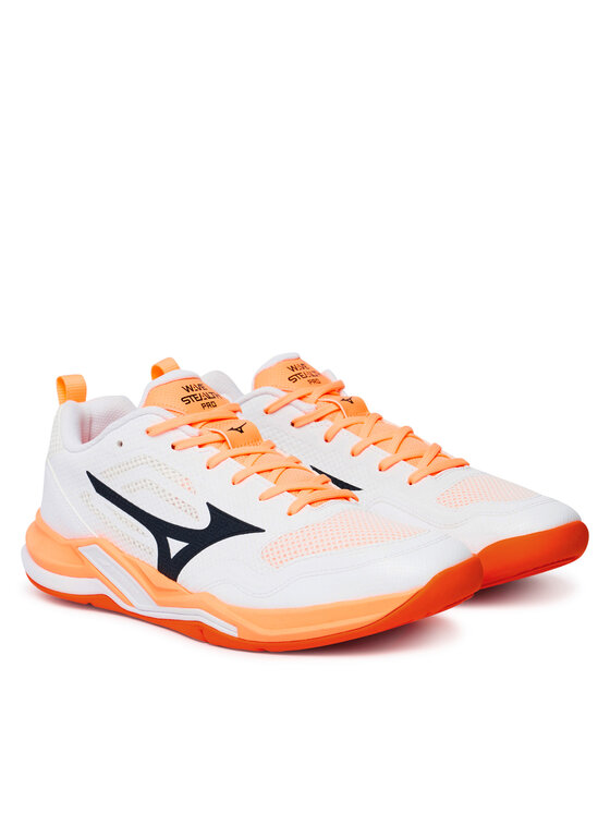 Buty sportowe widziane pod kątem z przodu, ustawione równolegle w kadrze.