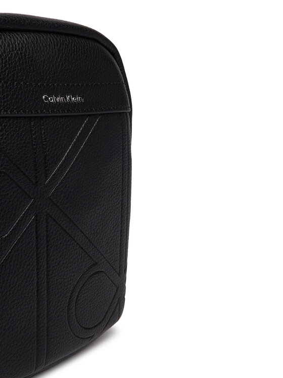 Calvin Klein Crossover torbica Calvin Klein Emblem Aop Emboss Slim Reporter LV04D3371G Crna
