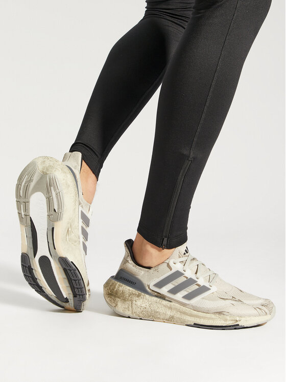 adidas Взуття для бігу adidas Ultraboost Light IE5978 Бежевий