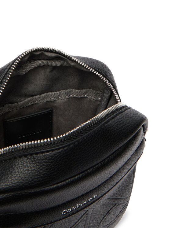 Calvin Klein Crossover torbica Calvin Klein Emblem Aop Emboss Reporter LV04D3331G Crna