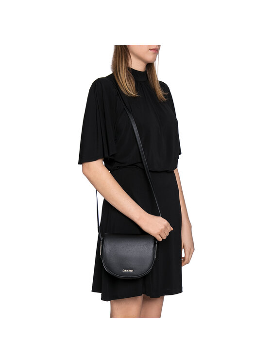 Calvin Klein Torbica Calvin Klein Frame Saddle Bag K60K603982 Crna