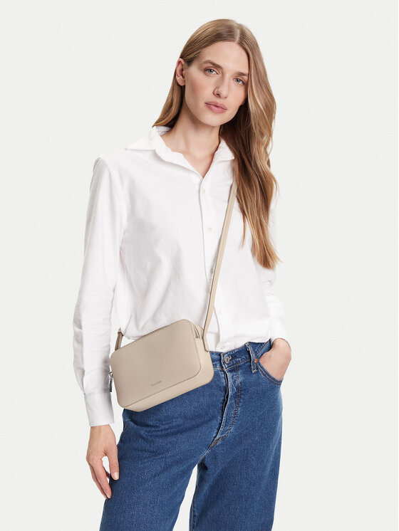 Calvin Klein Kabelka Calvin Klein Foil Logo Elongated Camera Bag LV04F3276G Béžová