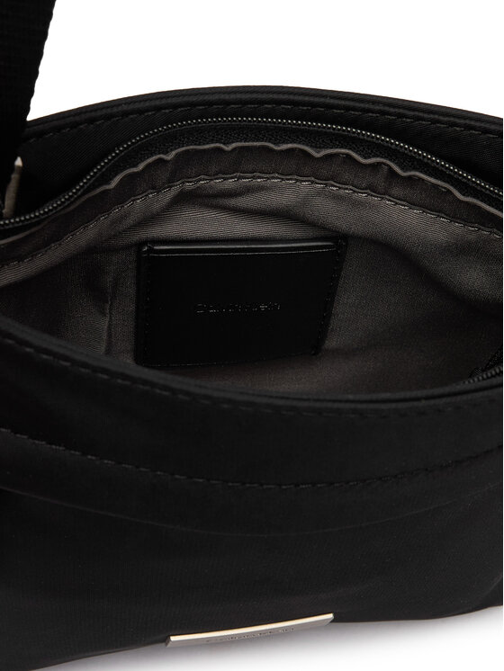 Calvin Klein Crossover torbica Calvin Klein Sleek Slim Flatpack LV04D3234G Crna
