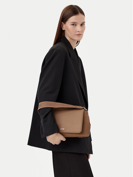 Calvin Klein Дамска чанта Calvin Klein K60K613085 Бежов