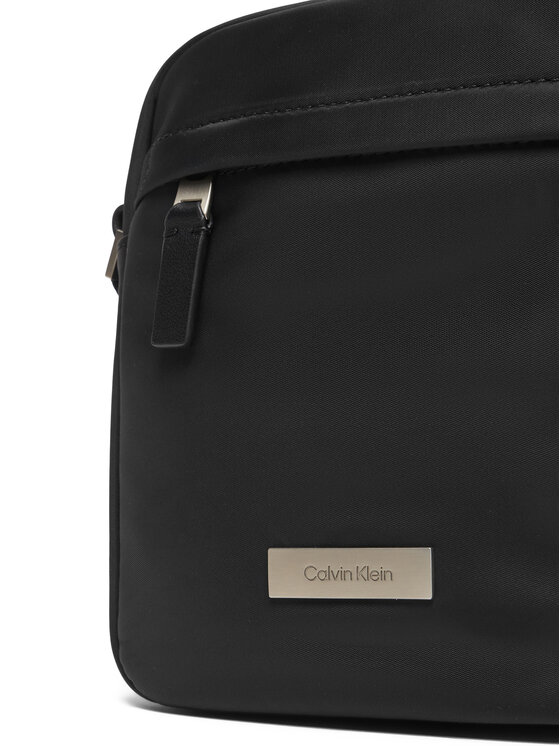 Calvin Klein Brašna Calvin Klein Sleek Reporter LV04D3180G Černá