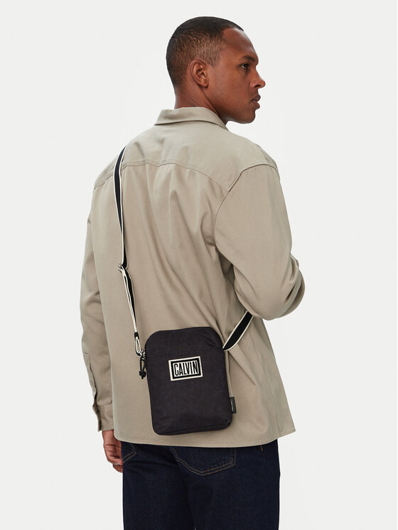 Calvin Klein Saszetka Calvin Klein Ssnl Graphic Reporter LV04D3627G Czarny