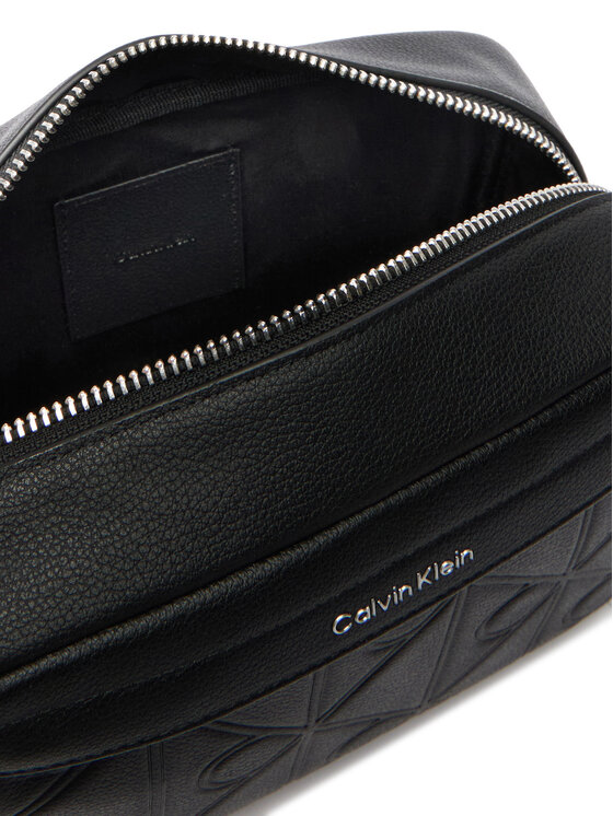Calvin Klein Несесер Calvin Klein Xl Emblem Aop Embo?Ss Dopp Kit LV04D1179G Черен