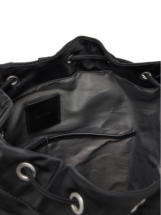 Calvin Klein Mugursoma Calvin Klein Sleek Drawstring Sling LV04D3145G Melns