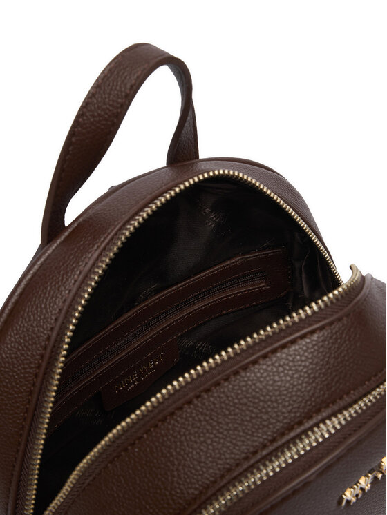 Wnętrze plecaka z częściowo otwartym zamkiem u góry.