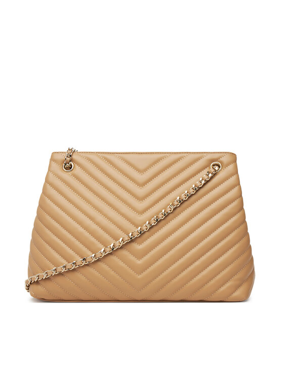 Torebka widoczna z przodu, pasek na łańcuszku ułożony ukośnie.
