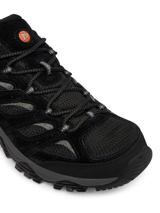 Zbliżenie na przednią część buta sportowego, widoczne sznurowadła i noski.