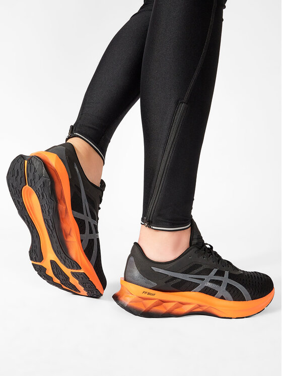 Asics Bėgimo batai Asics Novablast 1011A681 Juoda
