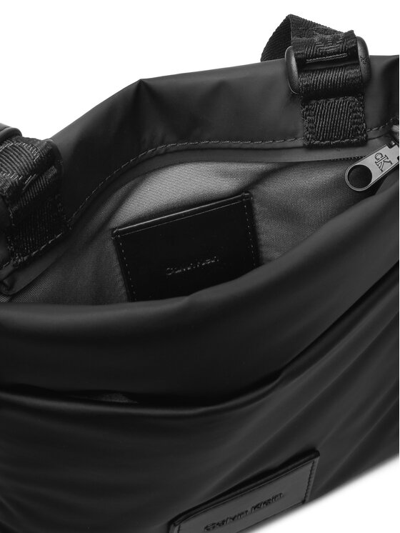 Calvin Klein Мъжка чантичка Calvin Klein Puffer Utility Flatpack LV04D3224G Черен