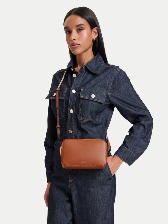Calvin Klein Torebka Calvin Klein Foil Logo Elongated Camera Bag LV04F3276G Brązowy