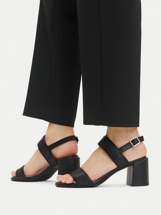 Clarks Босоніжки Clarks Ezoria Sling 26181300 Чорний