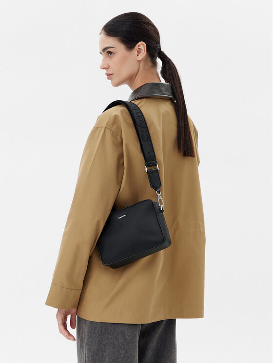 Calvin Klein Geantă Calvin Klein Ck Must Small Camera Bag K60K613145 Negru