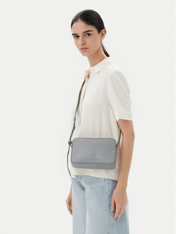 Calvin Klein Kabelka Calvin Klein Embossed Logo Camera Bag K60K612555 Šedá