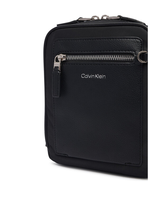 Calvin Klein Geantă crossover Calvin Klein Ssnl Raised Logo Reporter LV04D3500G Negru