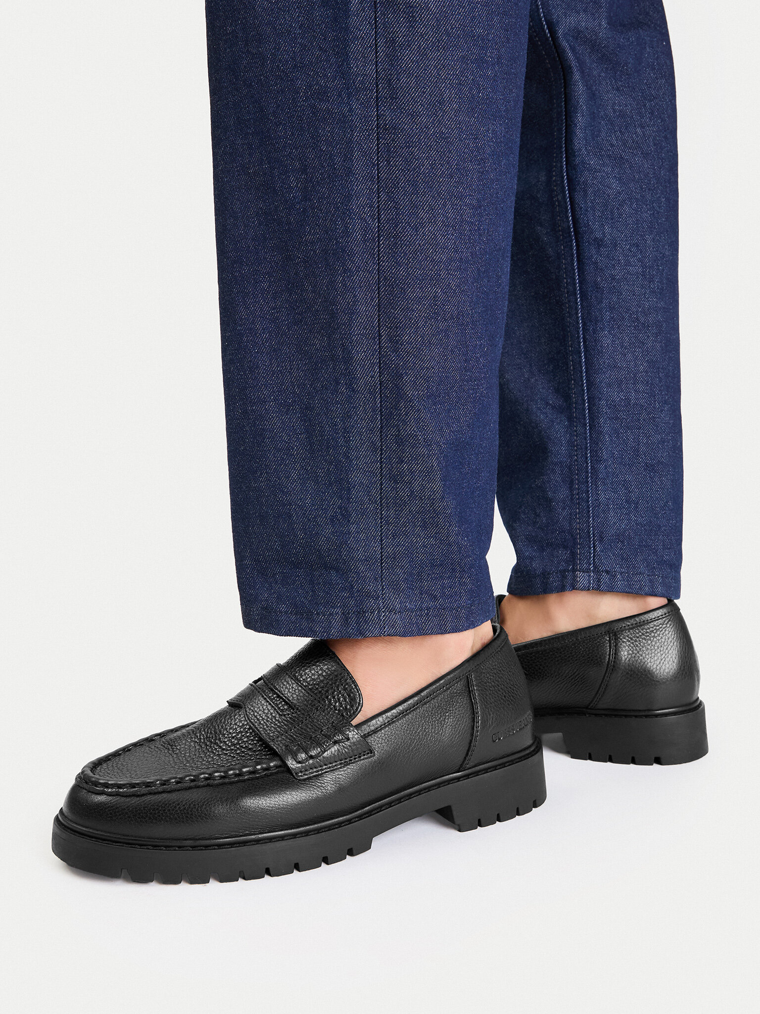 Loafersy Guess Jeans EO-FOX-04 MI08 Černá
