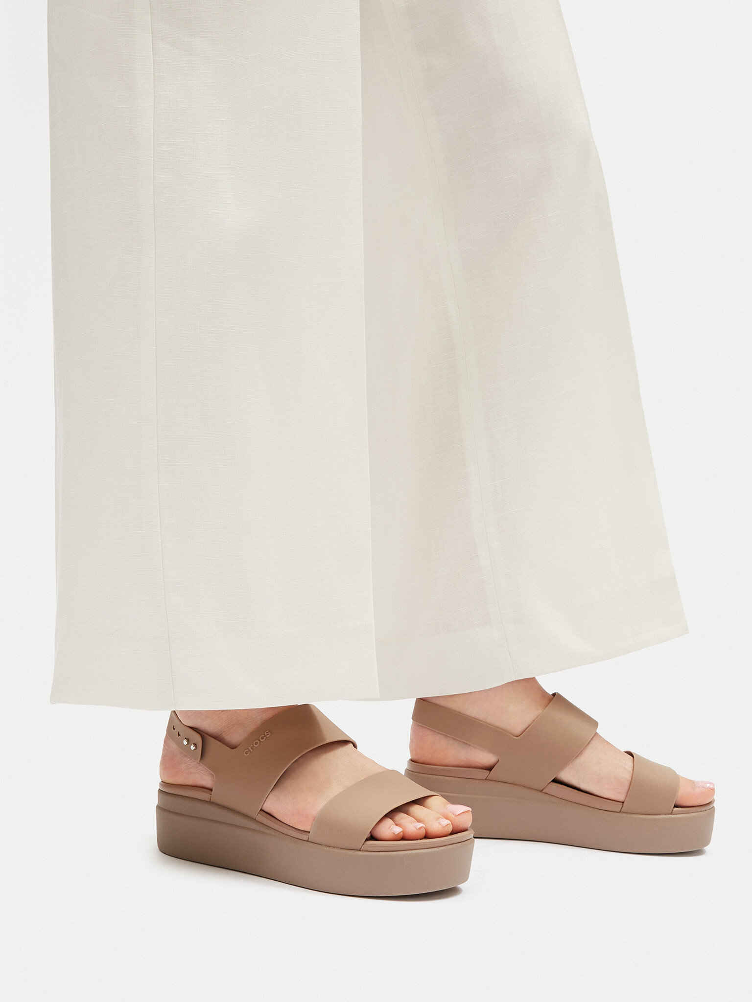 Sandály Crocs Brooklyn Low Wedge W 206453 Béžová